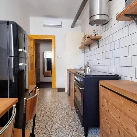 Апартаменти Handcrafted Design *