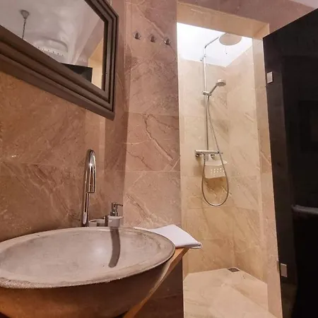 Апартаменти Handcrafted Design *